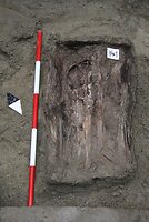 Fotografie hrobu, který byl přiřazen dívce Marianě Máchové. Archeologický výzkum na Puchmajerově ulici v Ostravě. Dokumentace NPÚ, UOP Ostrava.