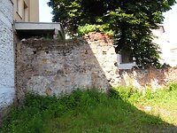 Dochovaná hradební zeď na Kostelním náměstí, foto OM (V. Gřondělová).