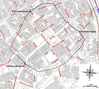 Průběh hradební zdi s bránami a baštami vyznačen v současné zástavbě. Vyznačil ZM.